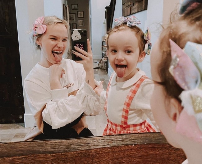 Alaya Morales as seen in a mirror selfie alongside her mother in February 2020