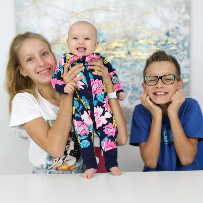 Aria Kurzawa (Center) with her siblings as seen in October 2019
