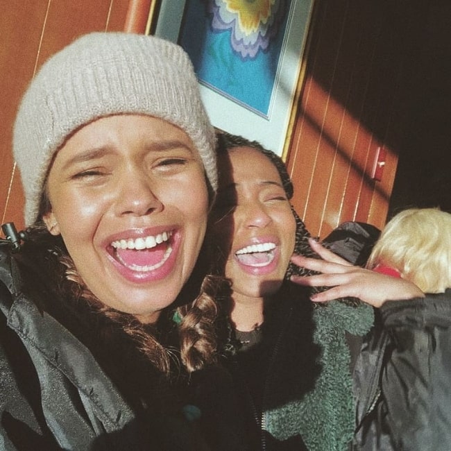 Grace Saif (Right) smiling in a selfie along with Alisha Boe