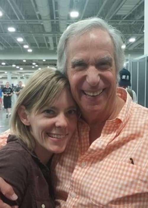 Henry Winkler posing with a fan in August 2018
