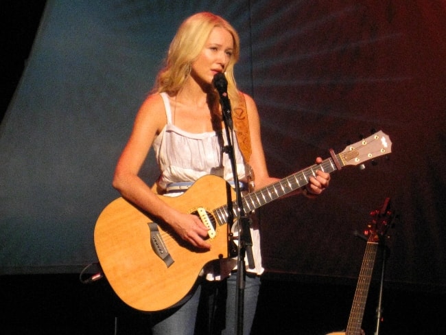 Jewel performing at Coquitlam, British Columbia, Canada in July 2008