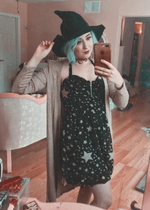Kota Wade in a mirror selfie in August 2018
