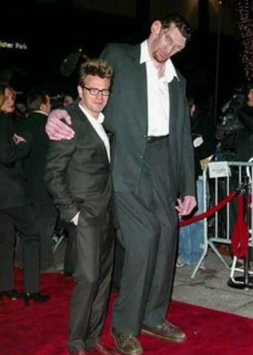 Matthew McGrory with Ewan McGregor