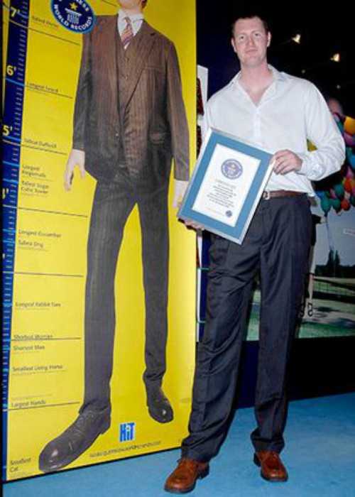 Neil Fingleton with his Guinness World Record Certificate in 2007