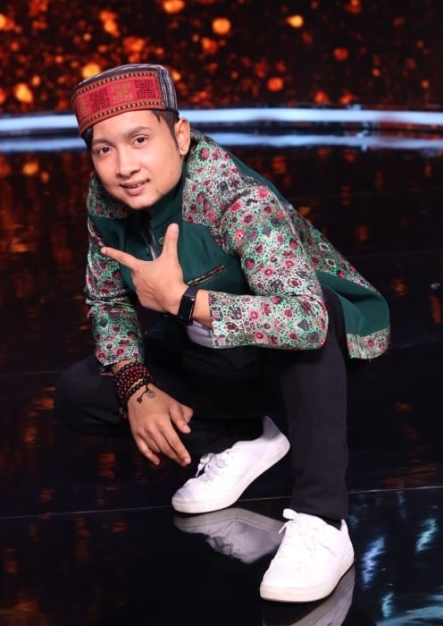 Pawandeep Rajan as seen while posing for the camera on the stage of 'Indian Idol'