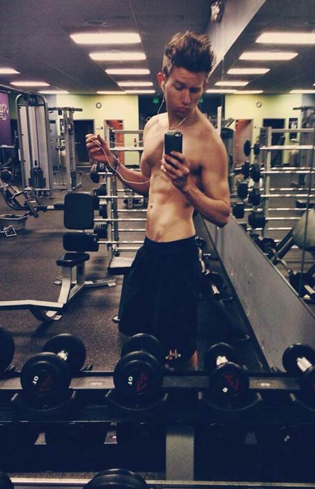 Ricky Dillon shows off his abs in a pic uploaded on Twitter on May 8, 2014