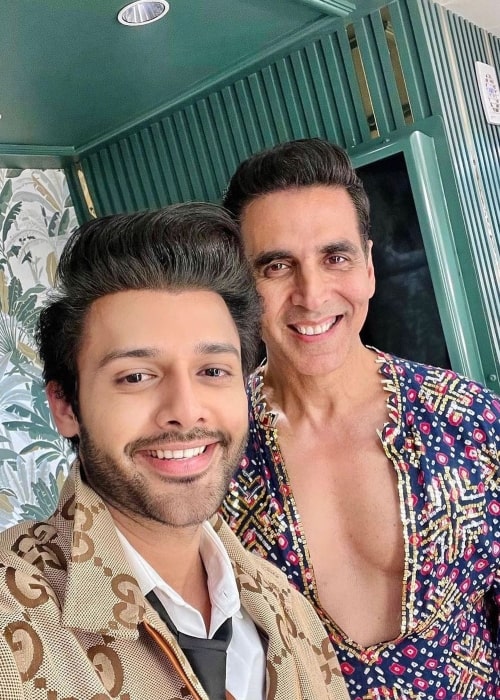 Stebin Ben as seen in a selfie with actor Akshay Kumar in February 2023