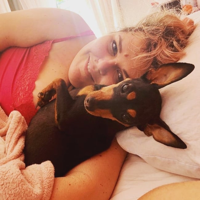 V&acirc;nia Fernandes as seen in a picture with her dog while in bed in February 2020